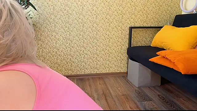 Snapshot of EmmyAmbros chatting on October 1, 2025, 11:14 am EmmyAmbros online show from October 1, 2025, 11:14 am