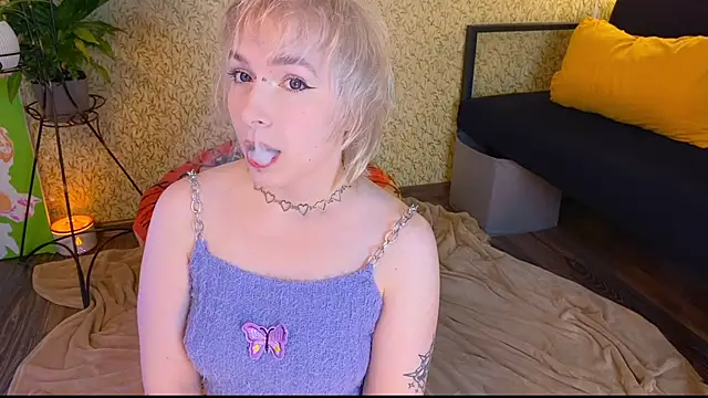 Snapshot of EmmyAmbros chatting on September 21, 2025, 7:19 pm EmmyAmbros online show from September 21, 2025, 7:19 pm