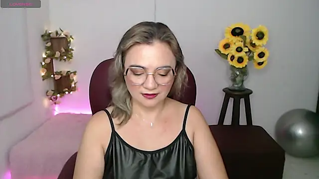 Snapshot of ana_milf chatting on March 1, 2026, 11:54 am ana milf online show from March 1, 2026, 11:54 am