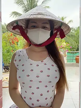 BabyThree  online show from November 4, 2025, 9:24 am