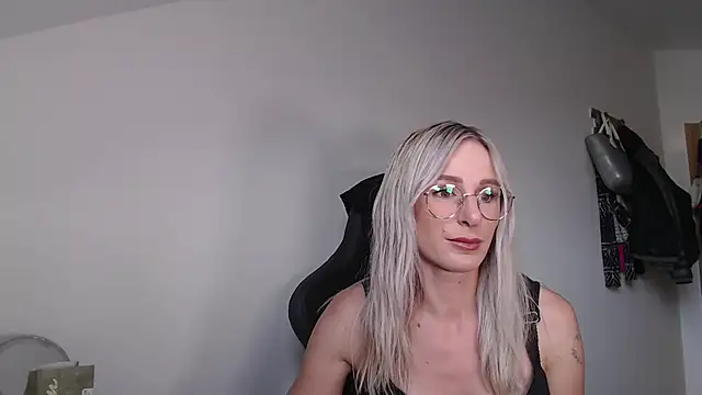 Snapshot of Liana_Lou chatting on September 20, 2025, 9:36 am Liana Lou online show from September 20, 2025, 9:36 am