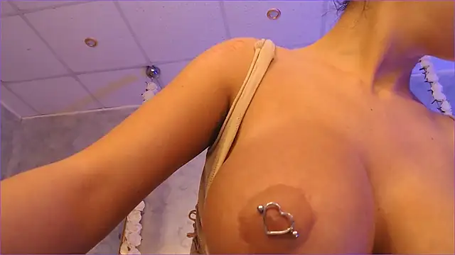 Snapshot of MolyStone chatting on October 30, 2025, 8:12 am MolyStone online show from October 30, 2025, 8:12 am