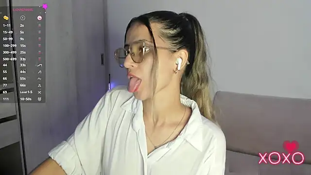 Snapshot of Lilacutte_ chatting on September 29, 2025, 8:32 am Lilacutte online show from September 29, 2025, 8:32 am