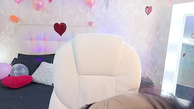 cute hollywood online show from February 23, 2026, 9:04 pm