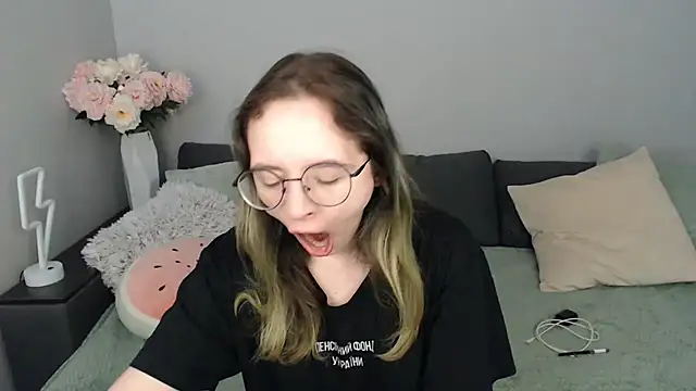 Mini Diva online show from September 22, 2025, 8:09 am