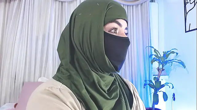 Snapshot of Uzra_hayed chatting on October 13, 2025, 8:10 pm Uzra hayed online show from October 13, 2025, 8:10 pm