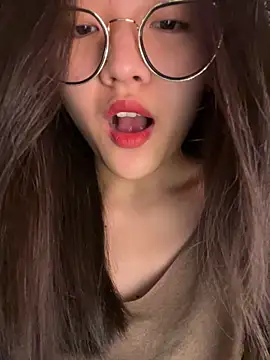 Snapshot of Krixxi22 chatting on October 3, 2025, 2:51 pm Krixxi22 online show from October 3, 2025, 2:51 pm