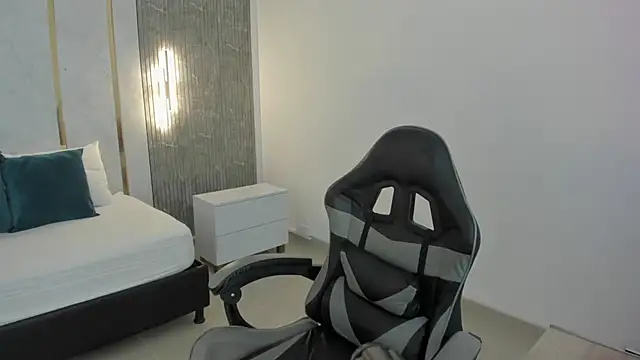 Snapshot of zoe_danae_ chatting on February 24, 2026, 12:50 pm zoe danae online show from February 24, 2026, 12:50 pm