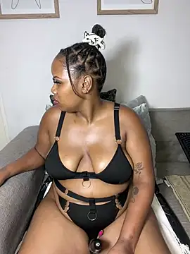 MimiCurves online show from February 6, 2025, 6:13 pm