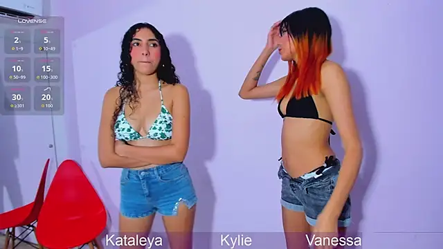 Snapshot of Wetnaughtygirls chatting on October 17, 2025, 1:31 am Wetnaughtygirls online show from October 17, 2025, 1:31 am