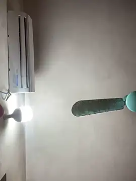 HoneyBuns 05 online show from December 30, 2024, 4:07 pm