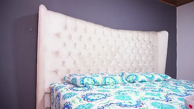 nichole bree  online show from October 25, 2025, 11:42 am