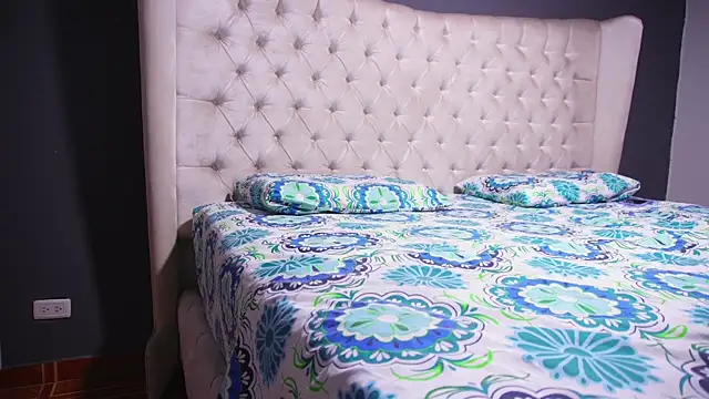 nichole bree  online show from October 29, 2025, 11:09 am