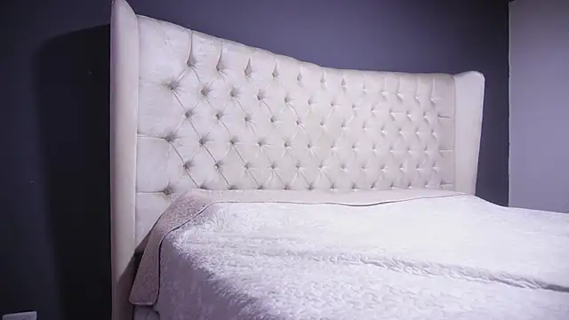 nichole bree  online show from October 20, 2025, 11:33 am