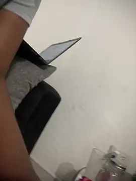 Snapshot of Berry_Bans chatting on October 14, 2025, 12:50 pm Berry Bans online show from October 14, 2025, 12:50 pm