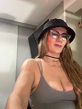 Snapshot of LARIANA_RIVERA23 chatting on February 28, 2025, 4:32 am LARIANA RIVERA23 online show from February 28, 2025, 4:32 am