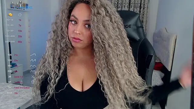 Snapshot of _Just_a_queen_3 chatting on October 14, 2025, 1:01 pm  Just a queen 3 online show from October 14, 2025, 1:01 pm