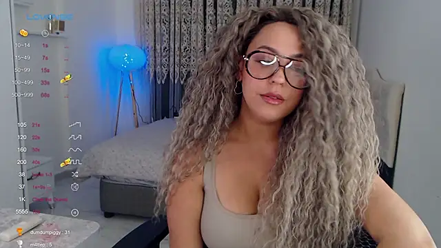 Snapshot of _Just_a_queen_3 chatting on November 1, 2025, 11:37 am  Just a queen 3 online show from November 1, 2025, 11:37 am