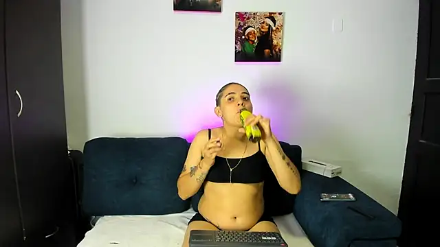 Snapshot of AndreaAndKarina chatting on October 30, 2025, 12:42 am AndreaAndKarina online show from October 30, 2025, 12:42 am