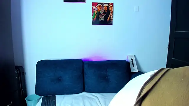 Snapshot of AndreaAndKarina chatting on September 29, 2025, 8:58 pm AndreaAndKarina online show from September 29, 2025, 8:58 pm