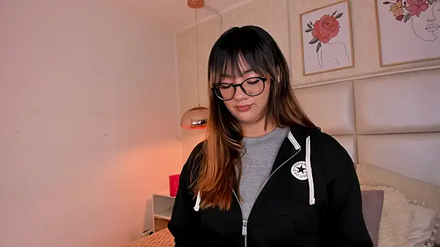 Aily Yozuko online show from December 17, 2025, 2:27 am