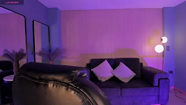 Snapshot of DonnaStonne chatting on October 5, 2025, 11:28 pm DonnaStonne online show from October 5, 2025, 11:28 pm