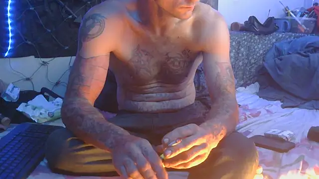 Snapshot of SoloMan2023 chatting on November 15, 2025, 8:35 pm SoloMan2023 online show from November 15, 2025, 8:35 pm