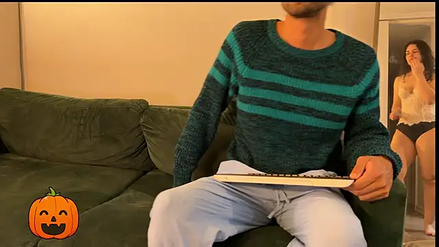 Redfloweer1 online show from October 31, 2025, 11:33 pm