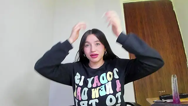 Snapshot of Sophie_spencer1 chatting on October 10, 2025, 4:13 am Sophie spencer1 online show from October 10, 2025, 4:13 am