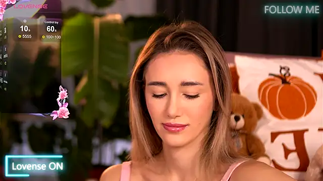 Snapshot of EmilyRaymont chatting on November 3, 2025, 5:23 am EmilyRaymont online show from November 3, 2025, 5:23 am