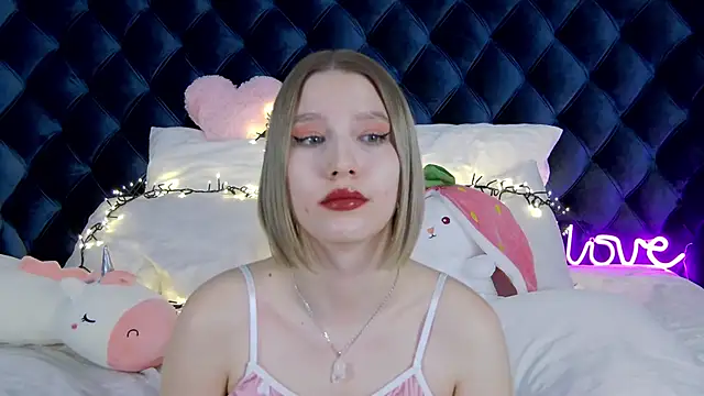 LiliLinn online show from March 3, 2025, 1:56 pm