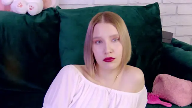 LiliLinn online show from March 5, 2025, 2:34 pm
