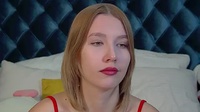 LiliLinn online show from September 19, 2025, 4:49 am