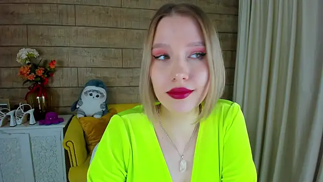 LiliLinn online show from February 26, 2025, 1:43 pm