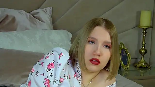 LiliLinn online show from February 25, 2025, 5:08 am