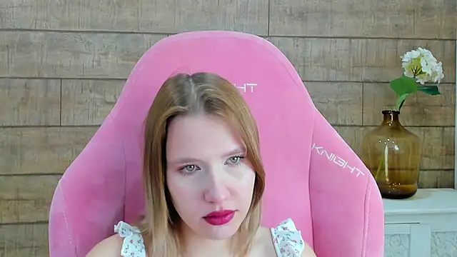 LiliLinn online show from October 20, 2025, 4:58 am