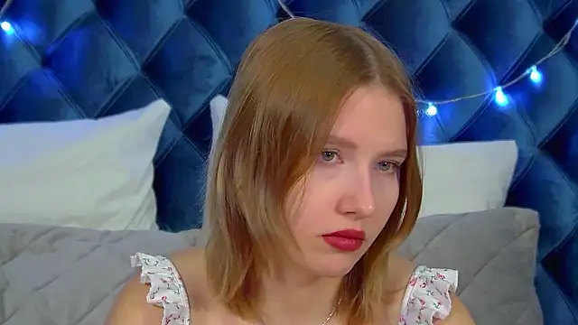 LiliLinn online show from December 23, 2025, 4:56 am