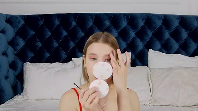 LiliLinn online show from February 18, 2025, 4:48 am