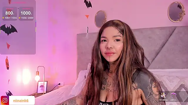 Snapshot of NinaInk chatting on October 17, 2025, 5:04 pm NinaInk online show from October 17, 2025, 5:04 pm