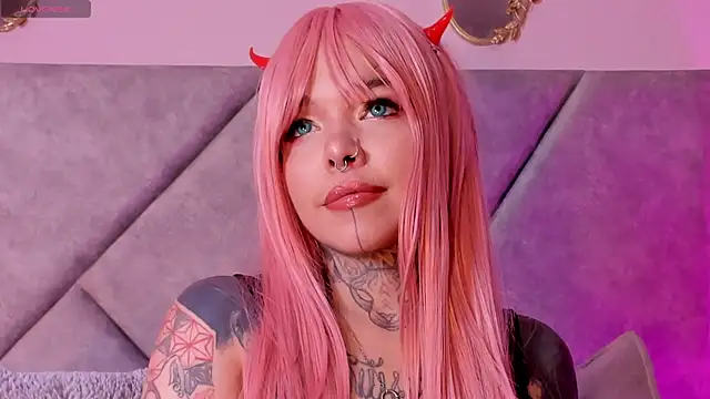 Snapshot of NinaInk chatting on October 3, 2025, 1:01 pm NinaInk online show from October 3, 2025, 1:01 pm