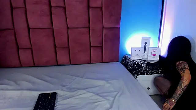 NinaInk online show from February 18, 2025, 12:28 pm