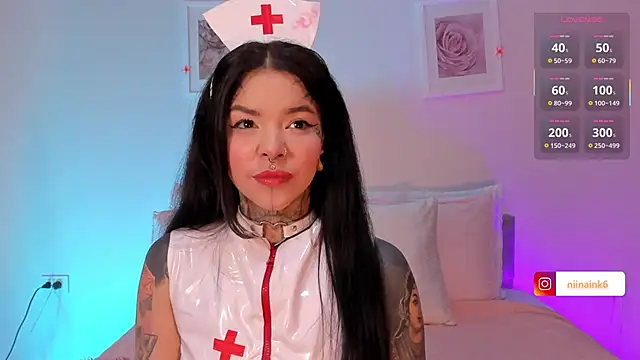 Snapshot of NinaInk chatting on October 26, 2025, 1:33 pm NinaInk online show from October 26, 2025, 1:33 pm