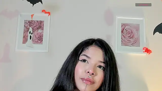 Snapshot of NinaInk chatting on October 21, 2025, 2:05 pm NinaInk online show from October 21, 2025, 2:05 pm