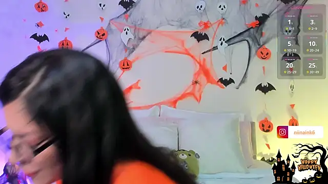 Snapshot of NinaInk chatting on October 28, 2025, 11:42 am NinaInk online show from October 28, 2025, 11:42 am