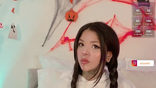 Snapshot of NinaInk chatting on October 31, 2025, 1:30 pm NinaInk online show from October 31, 2025, 1:30 pm