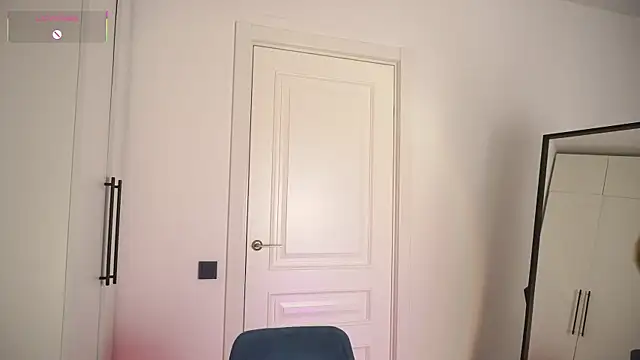 Snapshot of GlamourNova chatting on September 24, 2025, 11:43 pm GlamourNova online show from September 24, 2025, 11:43 pm