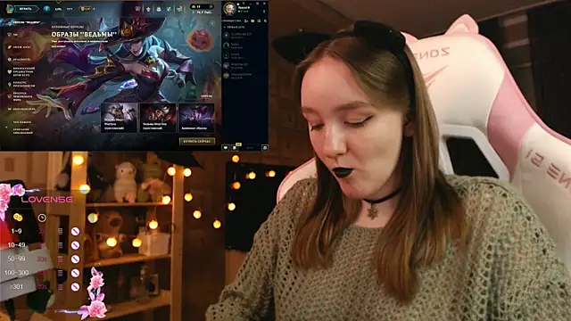 MoonlishSiren online show from October 28, 2025, 8:19 pm