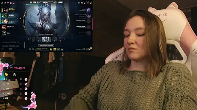 MoonlishSiren online show from December 15, 2025, 5:08 pm