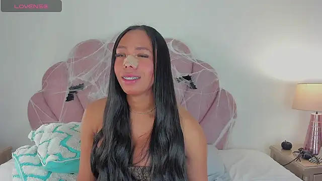 Snapshot of Nicole_Paradise chatting on October 15, 2025, 12:02 pm Nicole Paradise online show from October 15, 2025, 12:02 pm