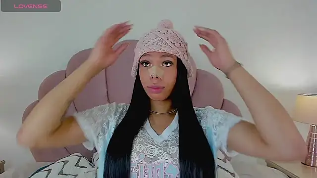 Snapshot of Nicole_Paradise chatting on October 9, 2025, 12:28 pm Nicole Paradise online show from October 9, 2025, 12:28 pm